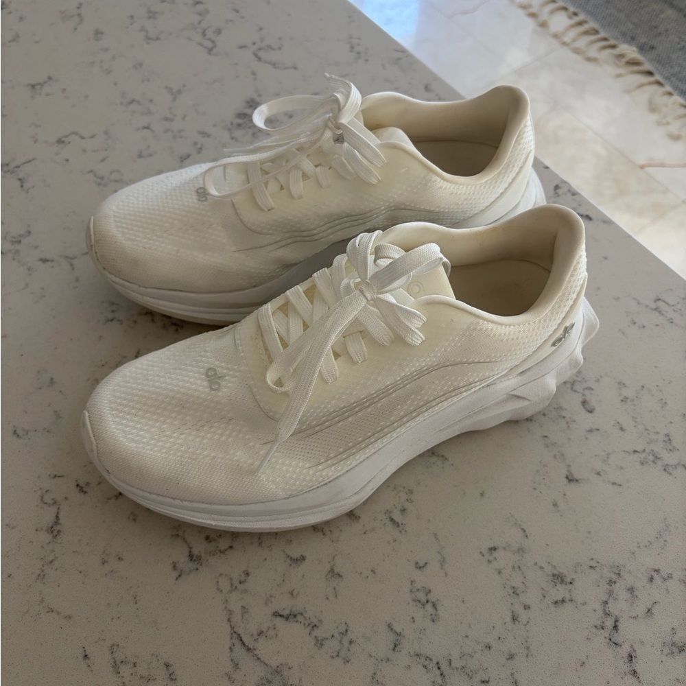 ALO Yoga Women’s Athletic Sneakers - Ivory
